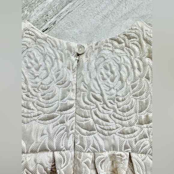 Pippa & Julie Girls Sleeveless Ivory/Gold Metallic Dress w/Rosette - size 5 - Picture 5 of 7
